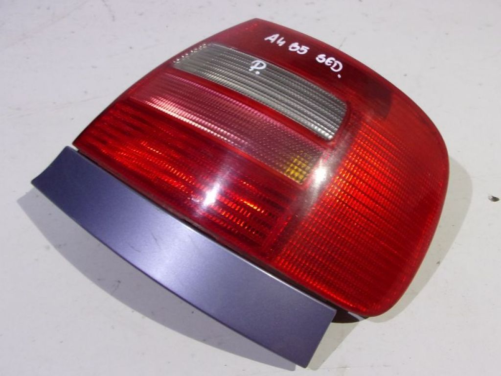Audi A4 B5 sedan lampa prawa tylna
