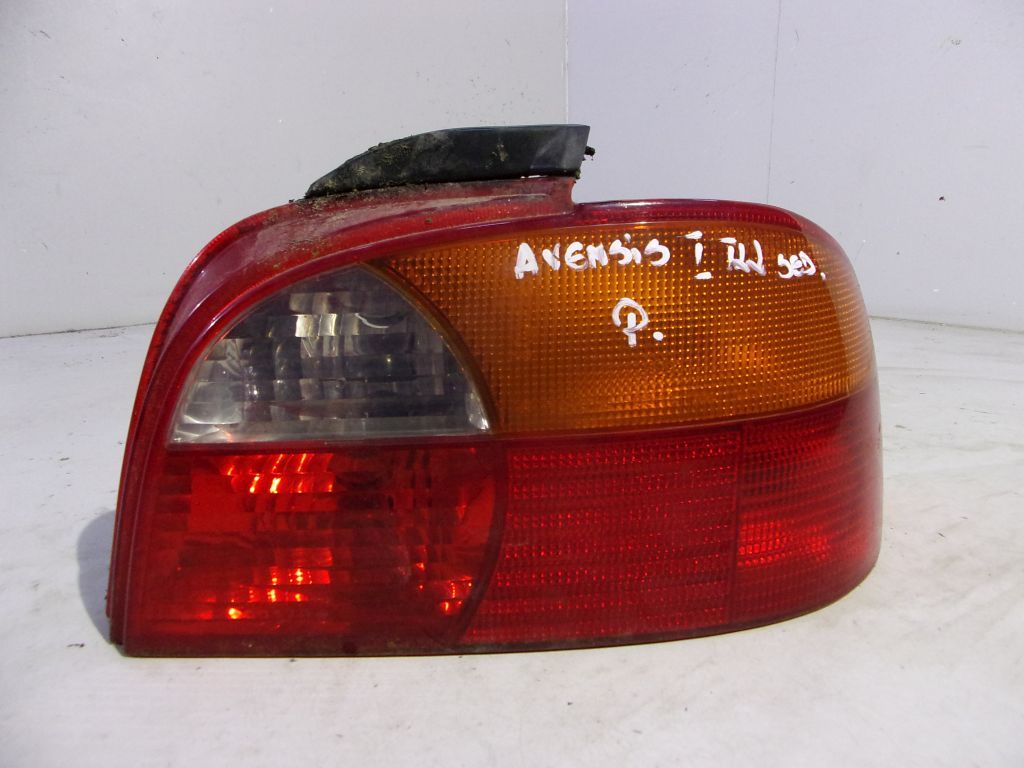 Toyota Avensis T22 sedan lampa prawa tylna